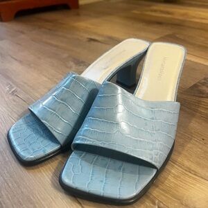 ** SOLD ** Naturalizer Blue Crocodile Kitten Heels 🐊